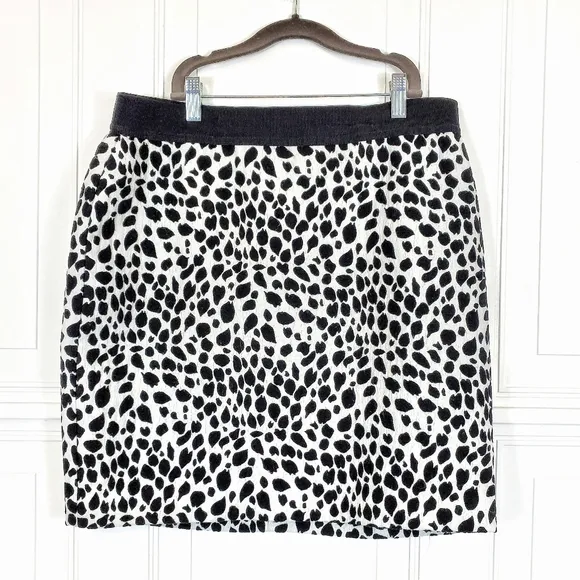 ANN TAYLOR Animal Print Stretch Pencil Skirt 12 Petite 12P White Black