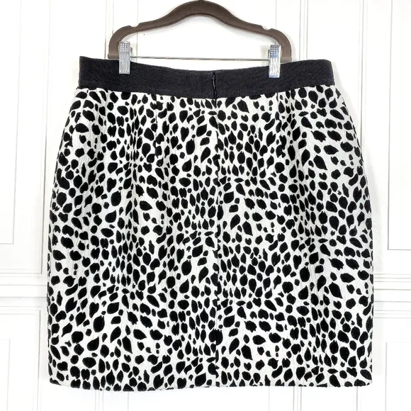 ANN TAYLOR Animal Print Stretch Pencil Skirt 12 Petite 12P White Black