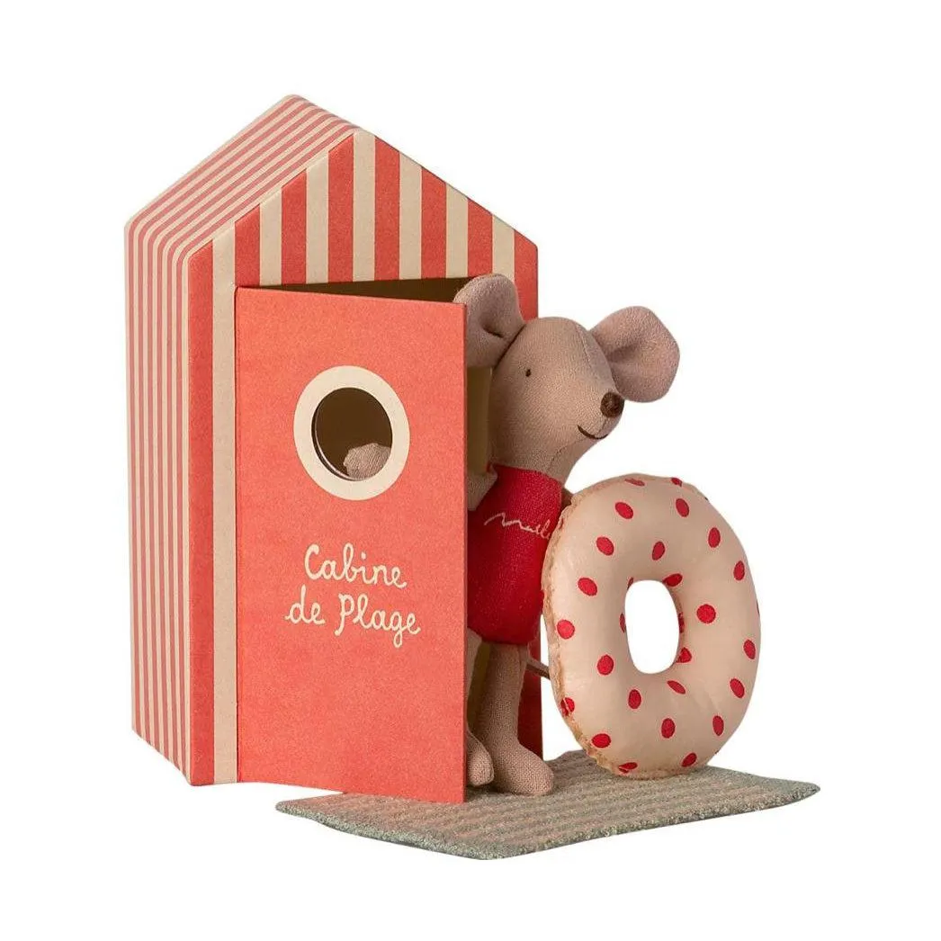 Beach Mice, Little Sister in Cabine de Plage