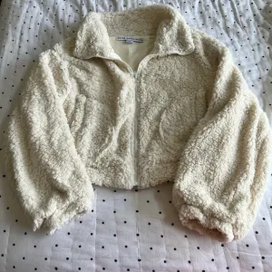 🌺HP🌺 NWOT HYFVE HYFVE HYFVE Soft Ivory Jacket since M