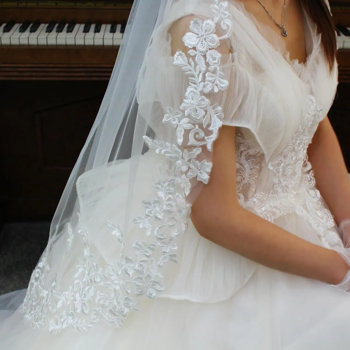 Roycebridal Lace Appliqued Mantilla Veils Fingertip Length V686